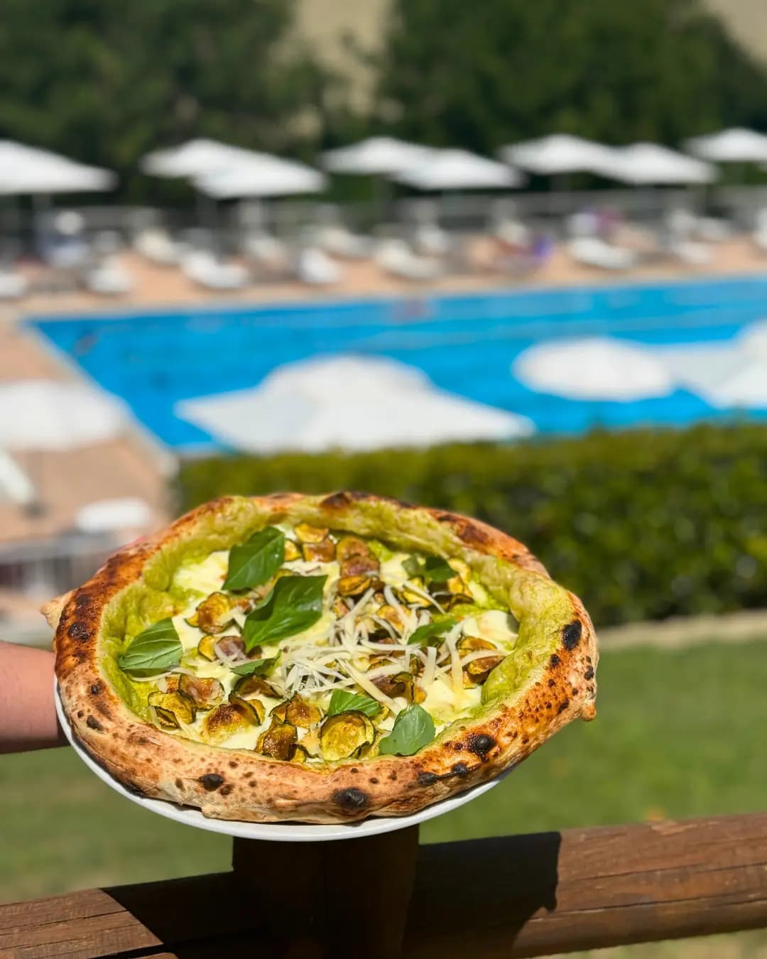 Pizzaiolo che impasta una pizza