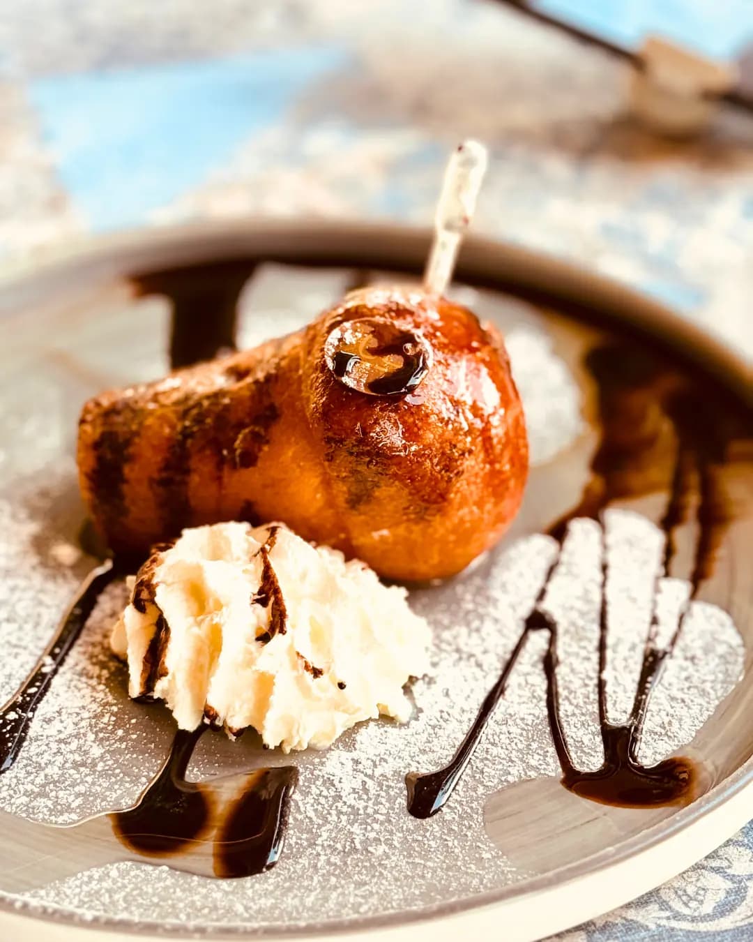 Pizza appena sfornata con condimenti vari