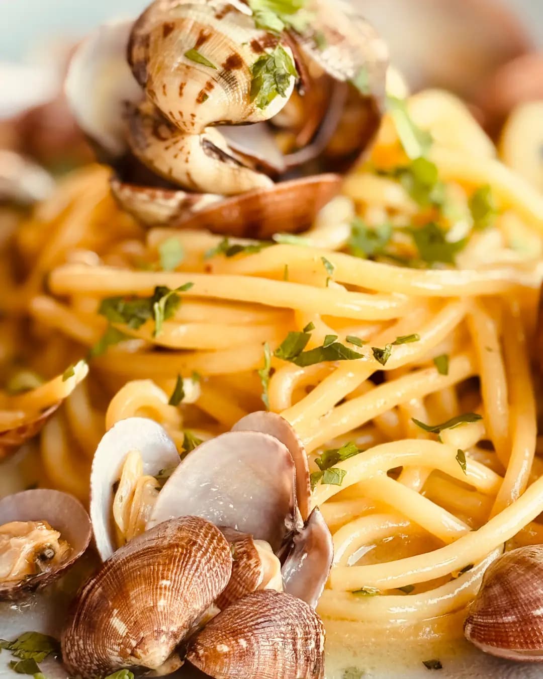 Pizzaiolo che mette il sugo sulla pizza